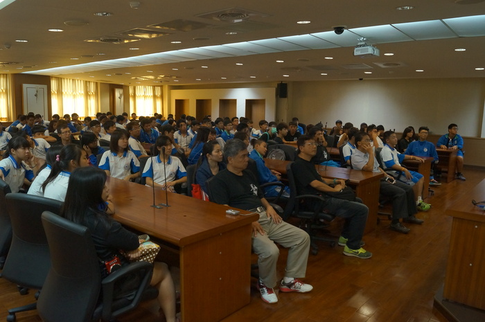 全體參訪師生聆聽管理中心的園區簡介(拍照者:養二賴義豐)圖片