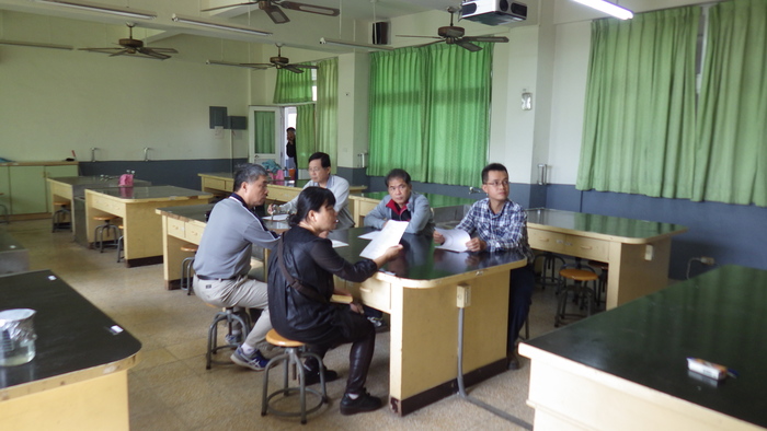 所有成員聚精會神地聆聽緩蓉老師的生動介紹圖片