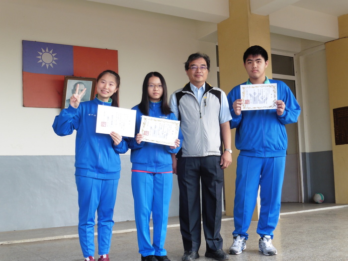賀~本校高二甲林文昌、楊小沛、施均錡參加第22屆遠哲科學趣味競賽-中區競賽，榮獲佳績。圖片