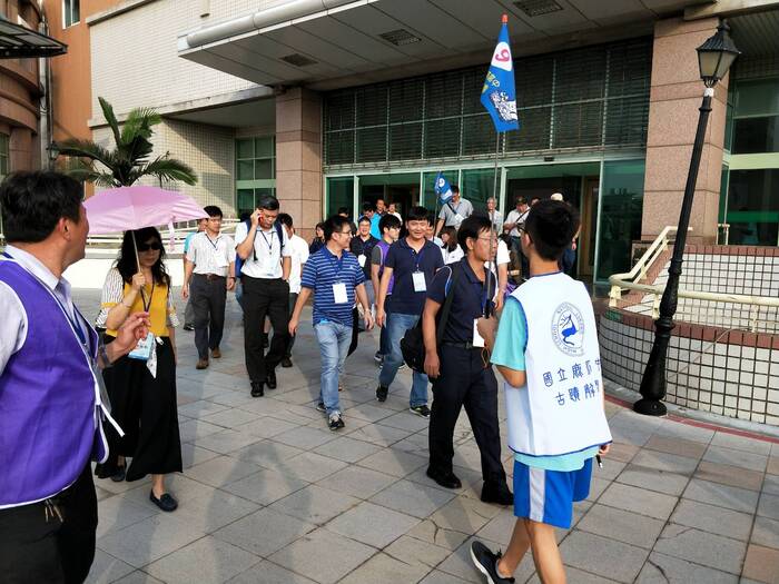 出發前往課程地點，古蹟解說團員導覽鹿港天后宮，並作精闢解說圖片