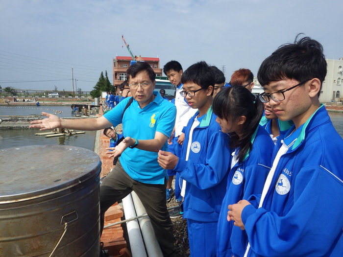 游昊酃老師講解養殖設備之操作圖片