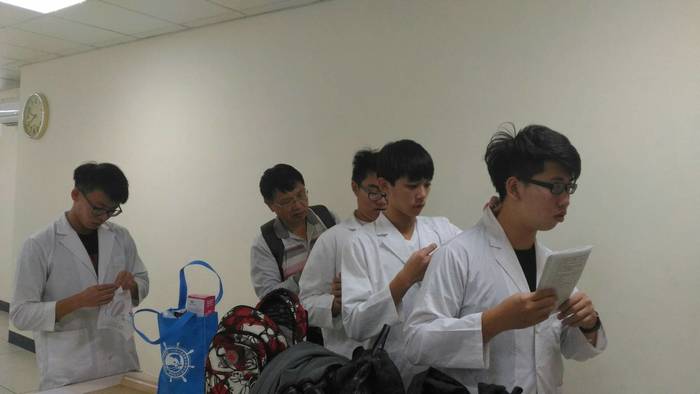 選手們相互別妥崗位碼布條，準備上場大展身手了! (相片提供: 林宜賢校長)圖片