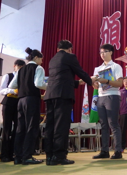 賴義豐同學(右1)風光榮獲全國第一名金手圖片