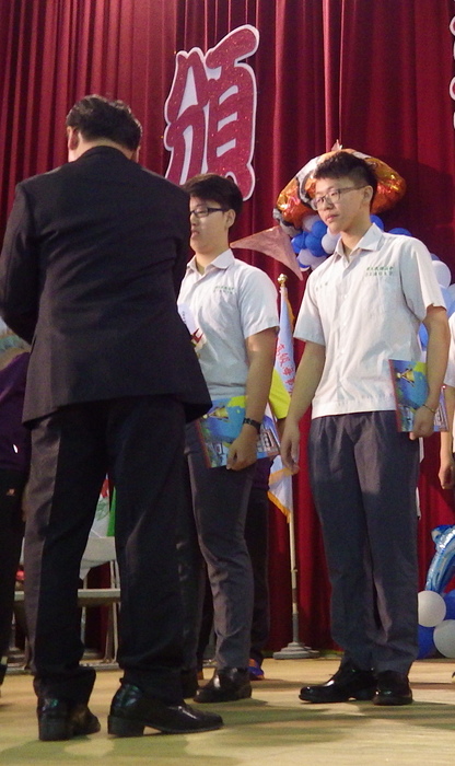 許正俞同學(右1)帥帥榮獲全國第二名金手獎圖片