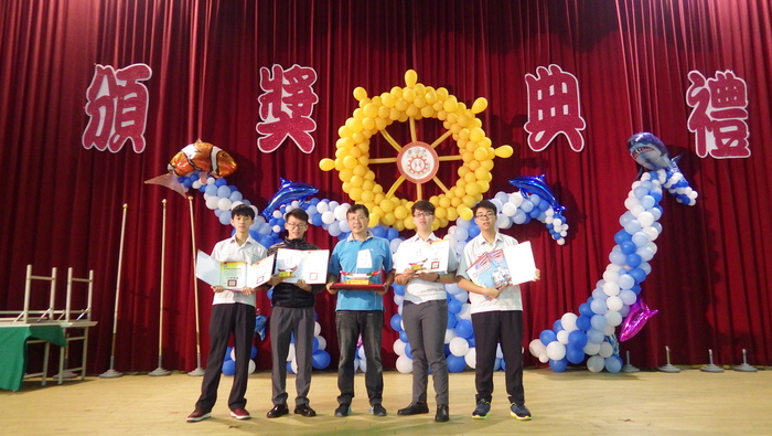 師生捧著豐富大獎喜孜孜合照(左起:許烝銘同學、許正俞同學、游昊酃老師、賴義豐同學、王信富同學)圖片