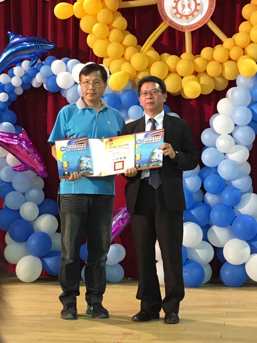 本校三位指導老師(鍾緩蓉老師、游昊酃老師、游育霖老師)囊括所有賽項之指導教師獎；游昊酃老師代表領取三張獎狀。(相片提供: 台南海事 劉美智主任)圖片