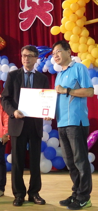 國教署王承先副署長頒發優秀科主任予游昊酃主任圖片