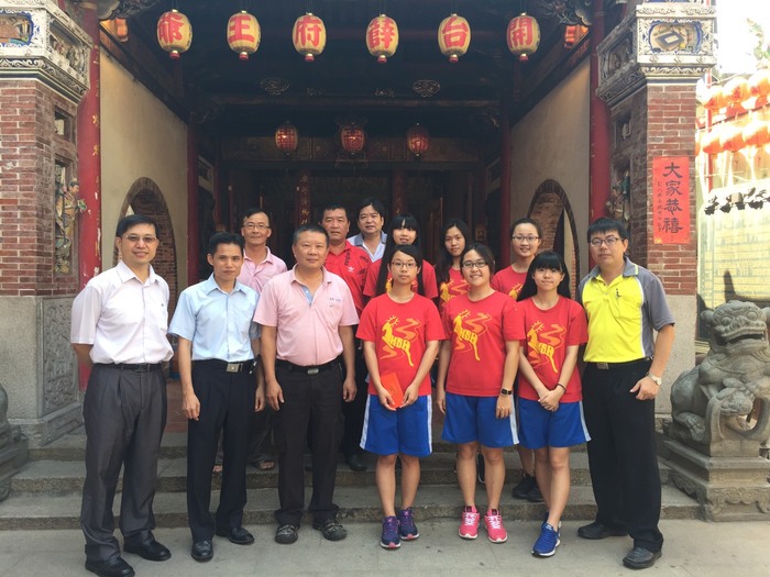 高三丙學生社區服務協助永安宮彩繪文化小巷，管理委員會施炳坤主任委員頒發獎學金圖片