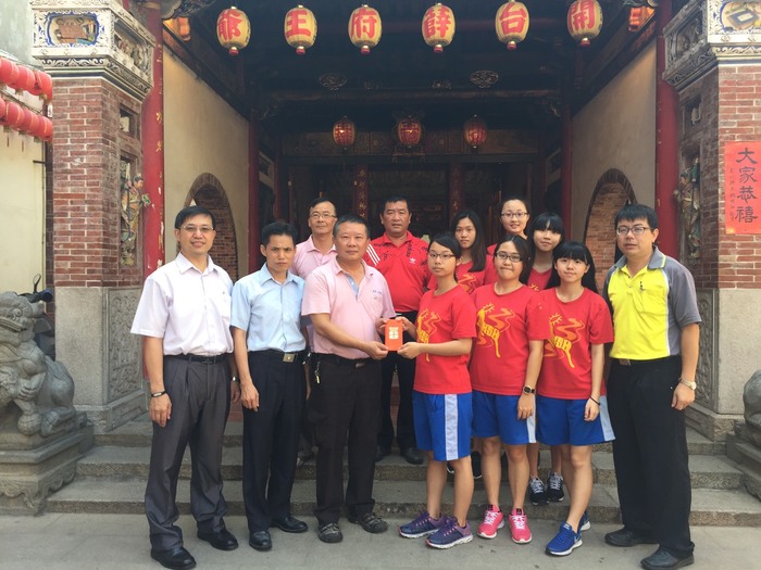 高三丙學生社區服務協助永安宮彩繪文化小巷，管理委員會施炳坤主任委員頒發獎學金圖片