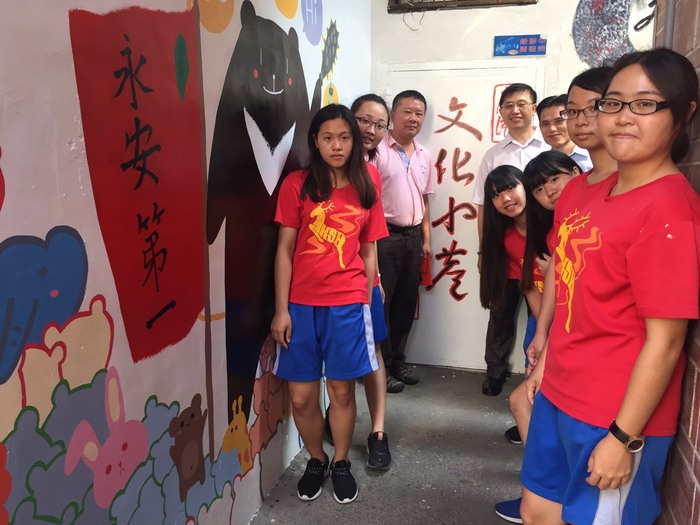 高三丙學生社區服務協助永安宮彩繪文化小巷，管理委員會施炳坤主任委員頒發獎學金圖片