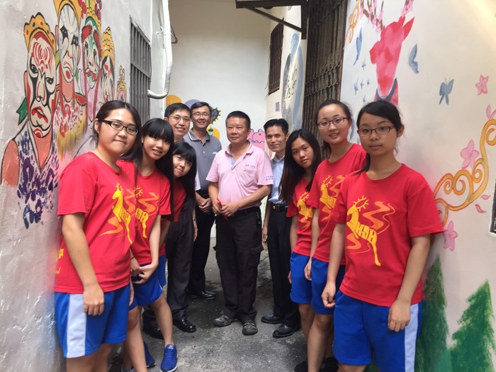 高三丙學生社區服務協助永安宮彩繪文化小巷，管理委員會施炳坤主任委員頒發獎學金圖片