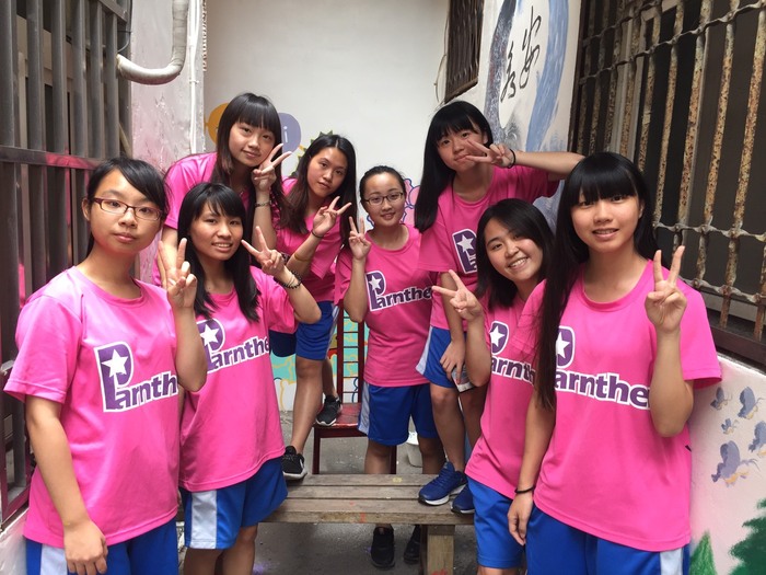 高三丙學生社區服務協助永安宮彩繪文化小巷，管理委員會施炳坤主任委員頒發獎學金圖片