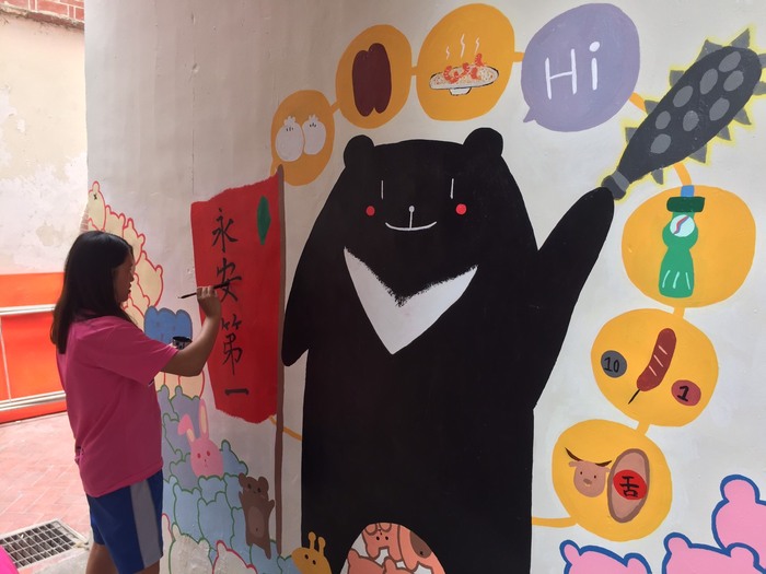 高三丙學生社區服務協助永安宮彩繪文化小巷，管理委員會施炳坤主任委員頒發獎學金圖片