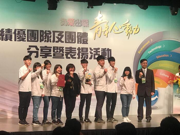 林宜賢校長與榮獲創新服務獎之鹿港古蹟解說團團員合影圖片