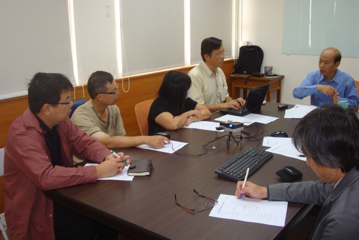 聚精會神聆聽講演圖片