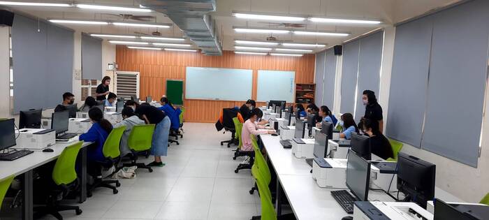 仰望教育基金會探望商經科與國貿科學生學習狀況圖片