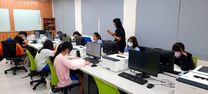 仰望教育基金會探望商經科與國貿科學生學習狀況圖片