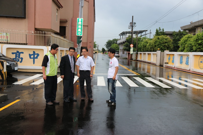圖為校長與鎮長於5/20現地了解該工程試作後狀況。圖片