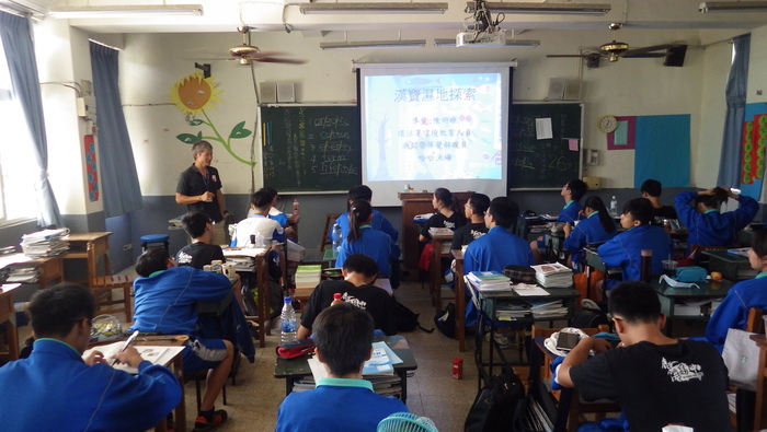 來自哈哈魚場的陳明瞭老師在養一甲班解說圖片