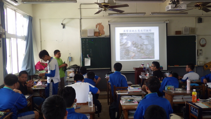 夜間潮間帶專家施喜老師帶領養二甲班圖片