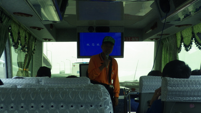 遊覽車行進中，講解依然不中斷圖片