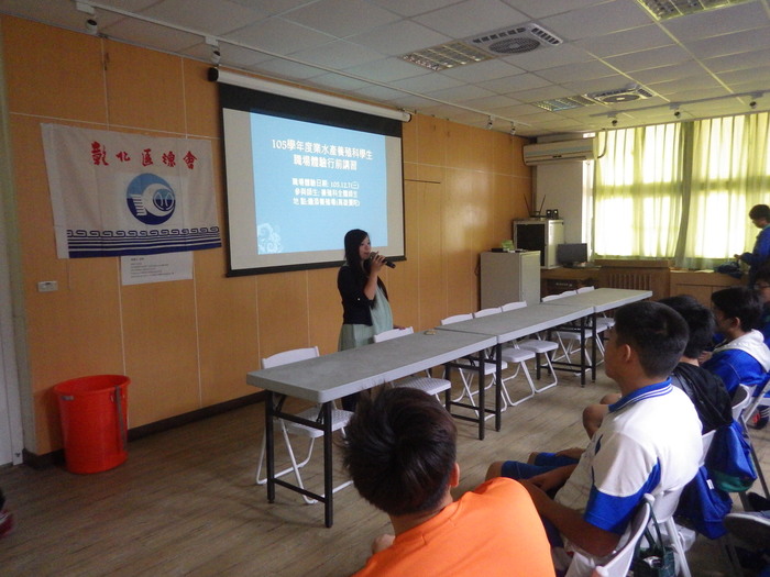 鍾緩蓉老師給同學們親切的講解圖片