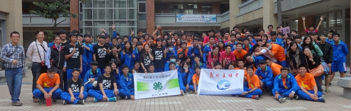 擁簇彰化區漁會會旗與四健會會旗之大團照圖片