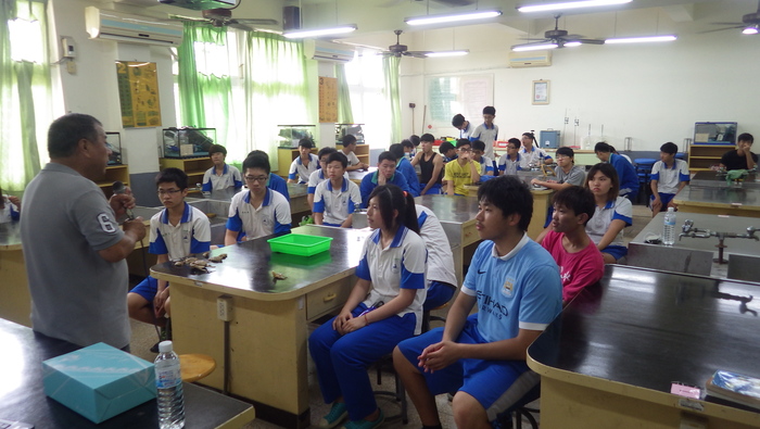 聚精會神的聽講圖片