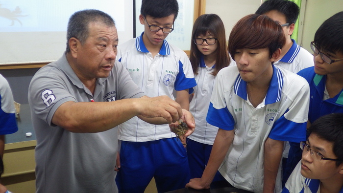 聚精會神的聽講圖片