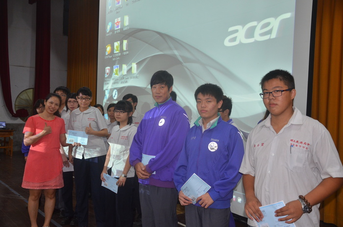 主任與同學合影圖片