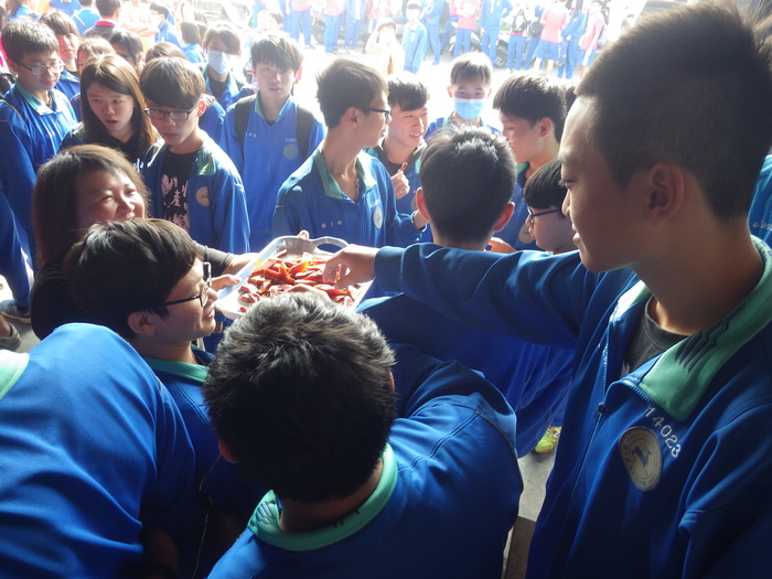 董事長吳鐘添先生&總經理吳旻宸先生大方分享可口的烏魚子圖片