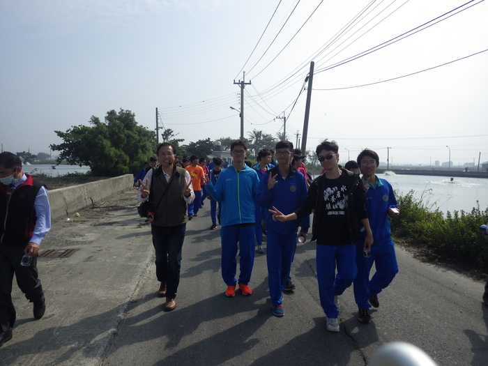 全體師生不畏烈日徒步前往距離2-3Km的海水養殖場圖片