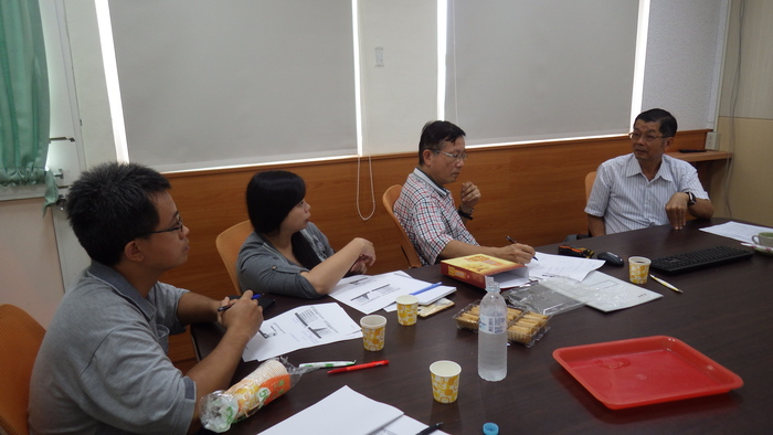 施校長在檢視我們提列的課程大綱後，盛讚內容頗能結合地方特色。     再次鼓舞了本社群所有同仁。圖片