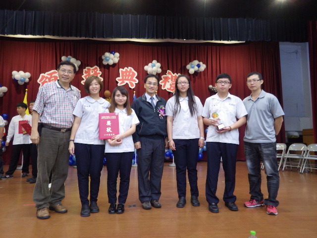 陳漢銘校長特別到場勉勵同學~~左起游昊酃老師、許淑閔同學、王熙嘉同學、陳漢銘校長、張佳雯同學、楊騏全同學、葉舒屯老師圖片