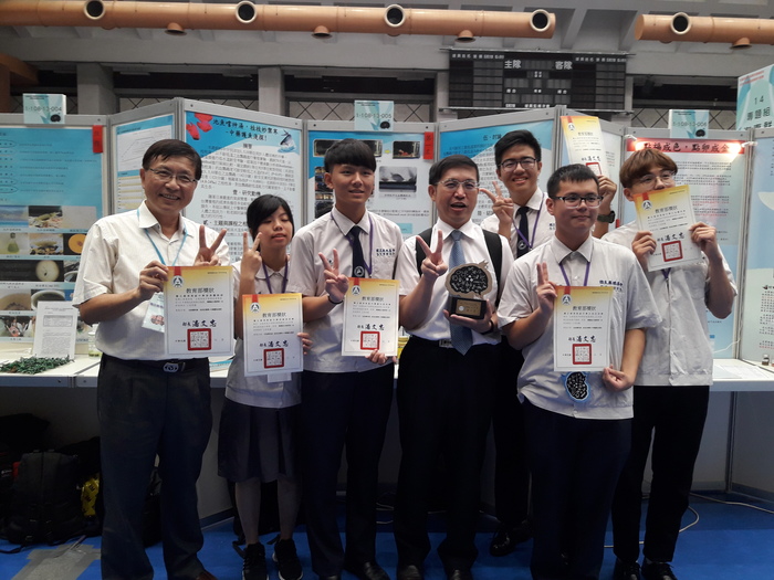養殖科學生榮獲專題組第1名，林宜賢校長(中)到場嘉勉圖片