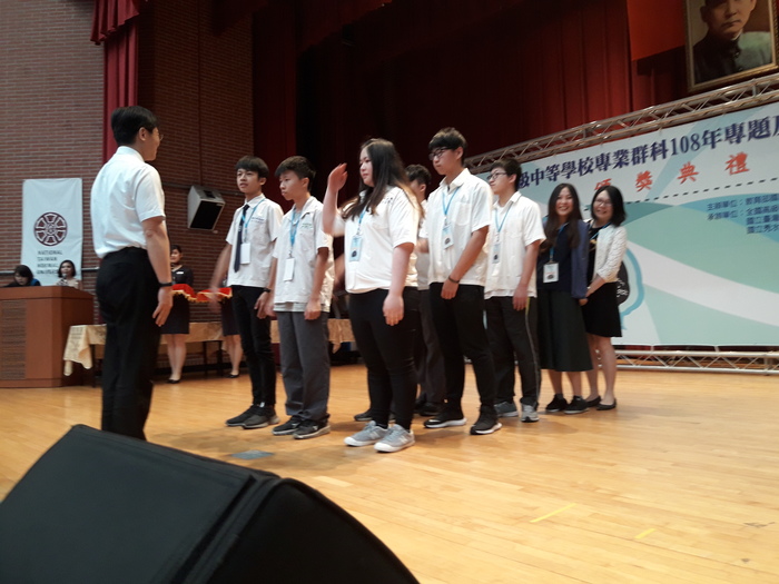 本養殖科學生囊括創意組2,3名(受獎現場~左1,2排)圖片