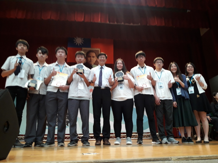 本校養殖科學生榮獲創意組2,3名，與頒獎人合影。圖片