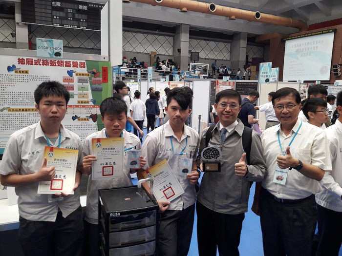 本校養殖科學生榮獲創意組第2名，校長親臨嘉勉。圖片