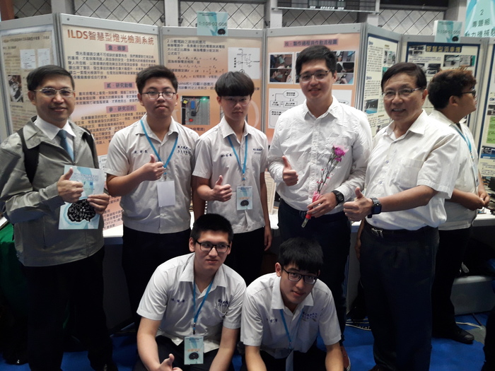 柳國逸組長(右2)指導汽車&國貿學生參賽，林宜賢校長(左1)特予慰勉。圖片