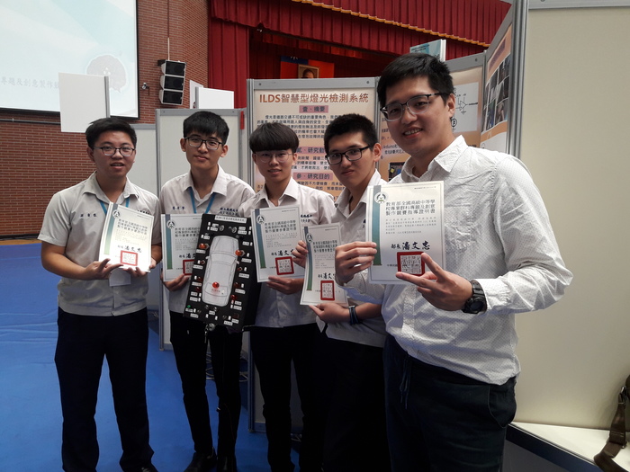柳國逸組長(右1)指導汽車&國貿學生參賽，在優異的作品前合影。圖片
